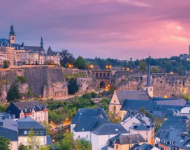 Vue globale sur le Luxembourg au coucher de soleil - Pluxee vous accompagne pour vos ponts jours fériés et longs weekends pour savoir que faire au Luxembourg