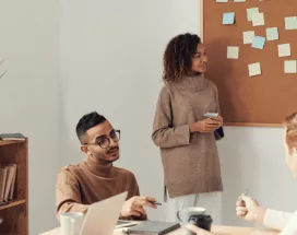 Une réunion d'employés d'une entreprise qui discutent du développement d'une stratégie RSE au Luxembourg