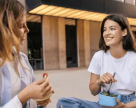 2 collègues en train de déjeuner grâce à leur chèques repas Pluxee dont la valeur faciale a augmenté au Luxembourg