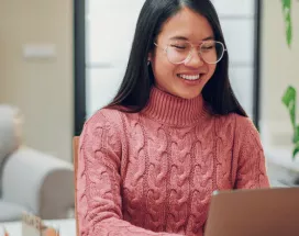 Employés concentrés sans réunions, collaboration sereine au Luxembourg