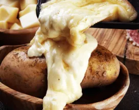 Raclette coulant sur une pomme de terre pour la saison hivernale 