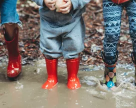 Enfants qui jouent dans la pluie pour s'occuper quand il ne fait pas beau au Luxembourg