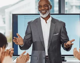 Un employé heureux, applaudi et reconnu par ses collègues