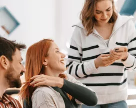 Quatre employés motivés et heureux dans leur entreprise 