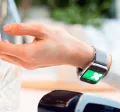 Paiement sans contact avec une carte virtuelle Pluxee via une montre connectée dans un restaurant au Luxembourg