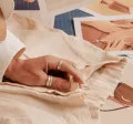 Tendances mode printemps avec Pluxee Luxembourg : tissu en lin beige, inspirations vestimentaires et accessoires élégants pour un style raffiné, parfait pour la saison.