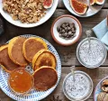 Brunch avec pancakes, croissants, fromage, yaourt, café, jus... au Luxembourg avec Pluxee