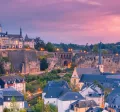 Vue globale sur le Luxembourg au coucher de soleil - Pluxee vous accompagne pour vos ponts jours fériés et longs weekends pour savoir que faire au Luxembourg