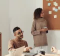 Une réunion d'employés d'une entreprise qui discutent du développement d'une stratégie RSE au Luxembourg
