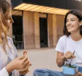 2 collègues en train de déjeuner grâce à leur chèques repas Pluxee dont la valeur faciale a augmenté au Luxembourg