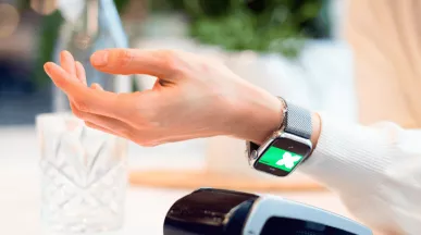 Paiement sans contact avec une carte virtuelle Pluxee via une montre connectée dans un restaurant au Luxembourg