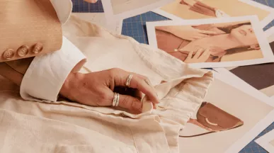 Tendances mode printemps avec Pluxee Luxembourg : tissu en lin beige, inspirations vestimentaires et accessoires élégants pour un style raffiné, parfait pour la saison.