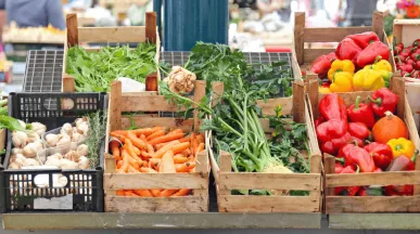 Marché de printemps au Luxembourg : fruits et légumes frais à prix avantageux. Découvrez où faire de bonnes affaires avec votre carte Pluxee au Luxembourg.