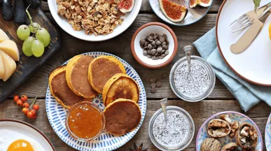 Brunch avec pancakes, croissants, fromage, yaourt, café, jus... au Luxembourg avec Pluxee