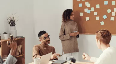 Une réunion d'employés d'une entreprise qui discutent du développement d'une stratégie RSE au Luxembourg