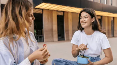 2 collègues en train de déjeuner grâce à leur chèques repas Pluxee dont la valeur faciale a augmenté au Luxembourg