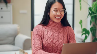 Employés concentrés sans réunions, collaboration sereine au Luxembourg