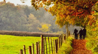 Une famille en balade en automne au Luxembourg