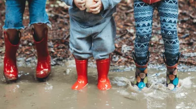 Enfants qui jouent dans la pluie pour s'occuper quand il ne fait pas beau au Luxembourg