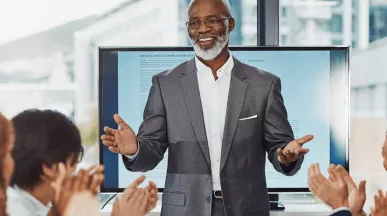 Un employé heureux, applaudi et reconnu par ses collègues