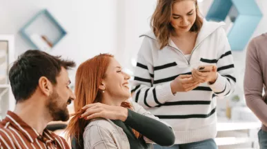 Quatre employés motivés et heureux dans leur entreprise 