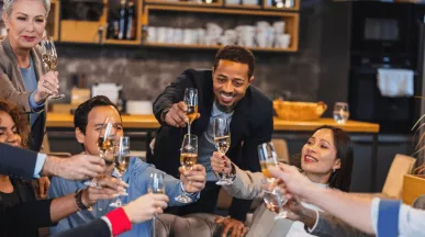Collègues qui célèbrent la fin d'année ensemble - conseils pluxee luxembourg