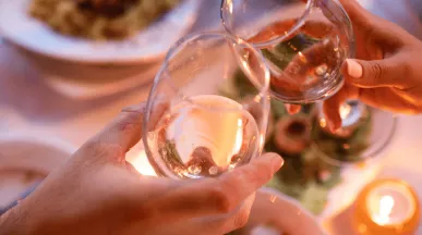 Deux amoureux trinquent avec leurs verres autour d'un repas romantique au Luxembourg