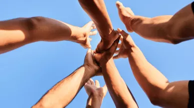 Employés rassemblant leurs mains symbolisant la cohésion d'équipe au Luxembourg