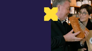 Bannière bleu nuit contenant le X Pluxee jaune ainsi qu'un portrait de Charlotte Pellissier Tanon, directrice générale de Kaempff Kohler au Luxembourg
