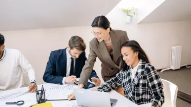 2 femmes et 2 hommes en réunion devant leurs ordinateurs