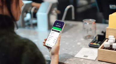 Femme sur son application Pluxee sur son mobile