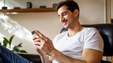 Personne assise consultant les offres Pluxee au Luxembourg sur son smartphone.
