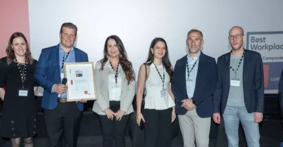 Une partie de l'équipe de Pluxee Luxembourg recevant la certification best workplaces 2025; attestant de la qualité de vie chez Pluxee et du respect de la diversité et parité