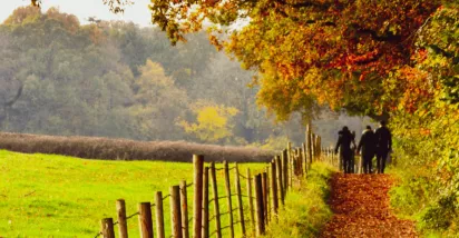 Une famille en balade en automne au Luxembourg