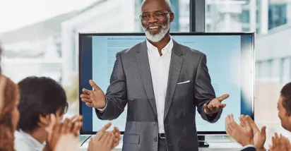 Un employé heureux, applaudi et reconnu par ses collègues