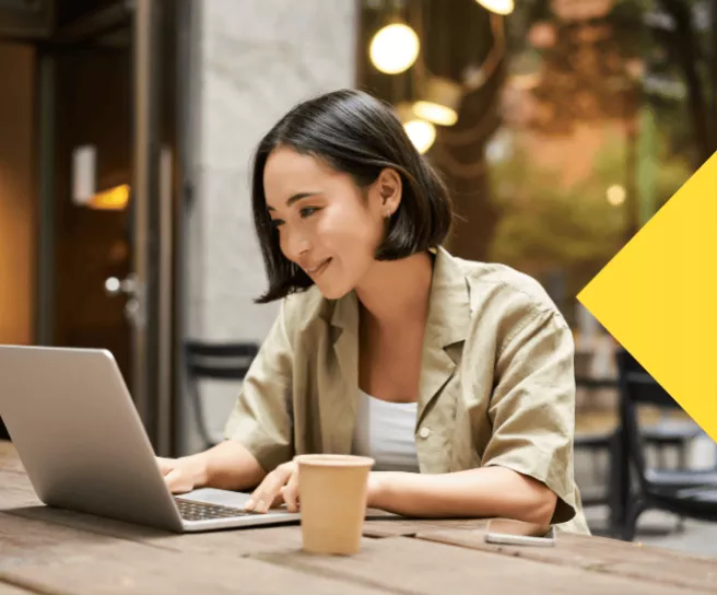 Femme utilisant son ordinateur portable pour commander des cartes Pluxee Gift au Luxembourg