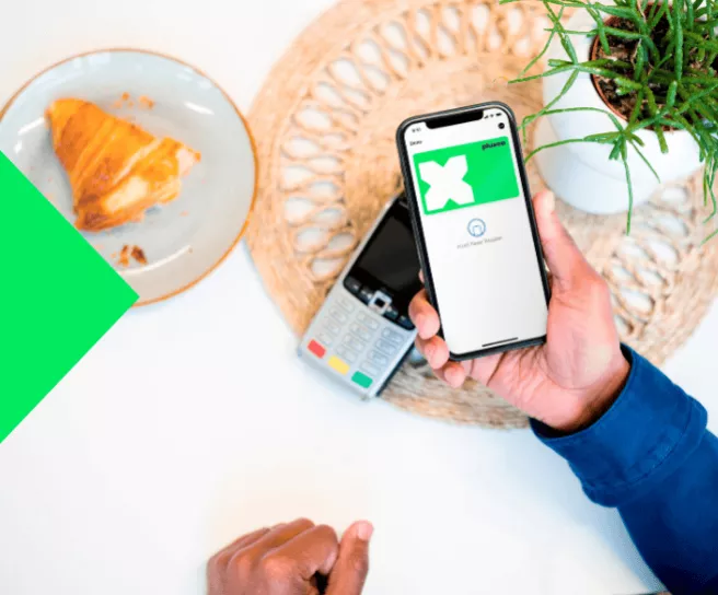 Un bénéficiaire Pluxee Payant sur un TPE via Apple Pay avec sa carte virtuelle Lunch